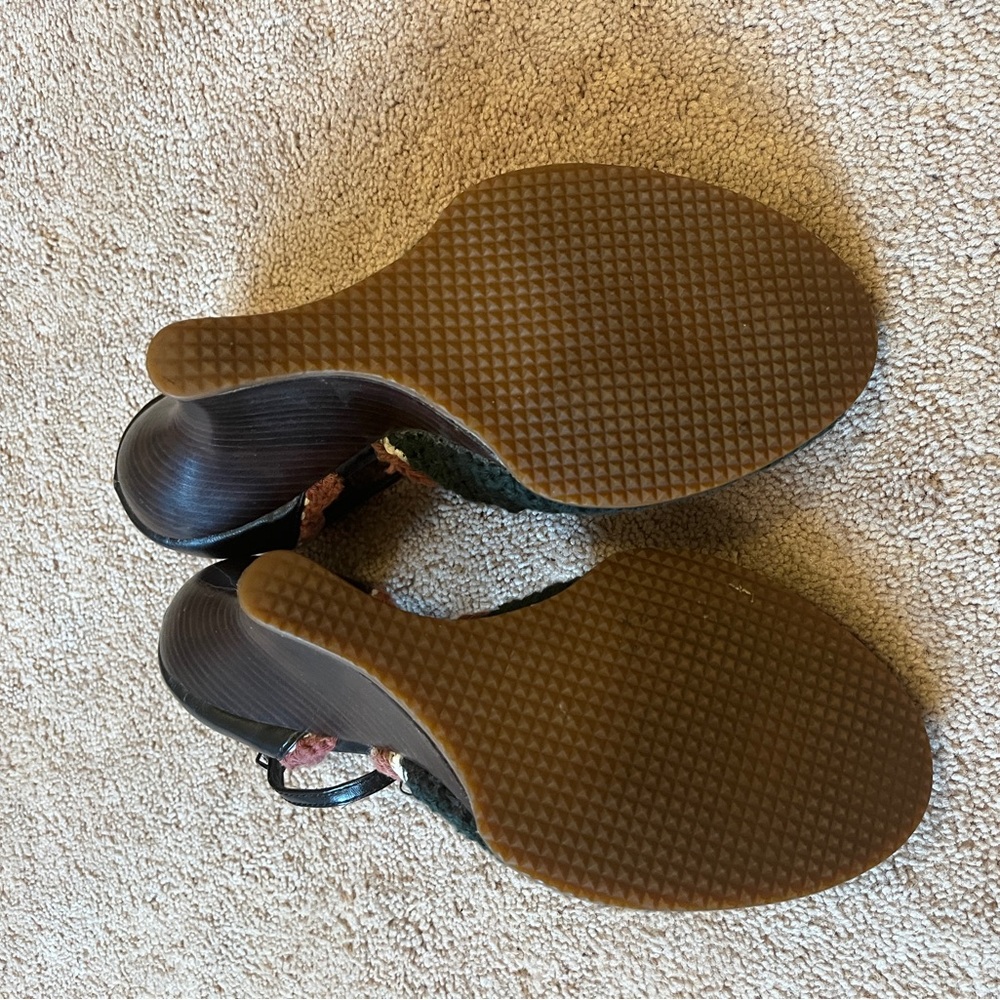 Unique Two Lips Black and Brown Heels with crochet Floral Accents - Picture 3 of 6